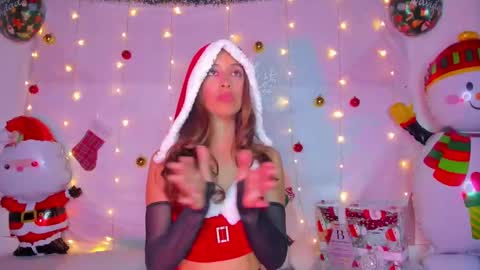 Snapshot of littlee_emma_ chatting on 12.31.24 littlee_emma_ online show from 12.31.24