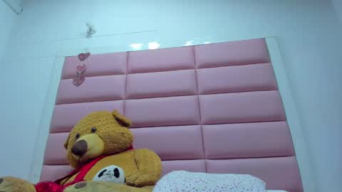 Snapshot of littlee_emma_ chatting on 02.01.25 littlee_emma_ online show from 02.01.25