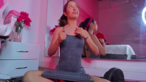 Snapshot of littlee_emma_ chatting on 02.03.25 littlee_emma_ online show from 02.03.25