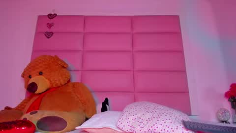 Snapshot of littlee_emma_ chatting on 02.12.25 littlee_emma_ online show from 02.12.25