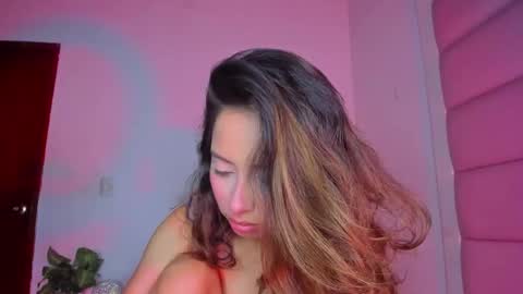 Snapshot of littlee_emma_ chatting on 09.10.25 littlee_emma_ online show from 09.10.25