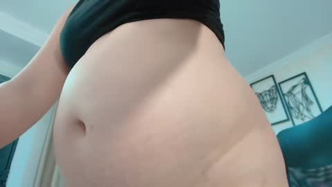 Snapshot of littlemolly_pregnant chatting on 06.25.26 Sarahs Room online show from 06.25.26