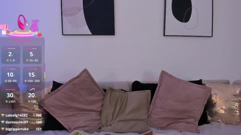 Snapshot of littlesoffi_gh chatting on 03.10.25 online show from 03.10.25