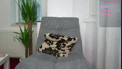 Snapshot of livmilani chatting on 11.14.25 OnlyFans livia77 twitter liv20 4u online show from 11.14.25