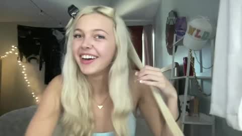 Snapshot of livvybunny chatting on 07.12.26 Livvy online show from 07.12.26