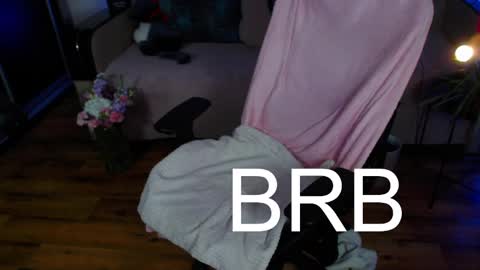 Snapshot of lizaswan chatting on 02.19.25 LIzaSwan online show from 02.19.25