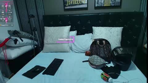 Snapshot of lizz_tender chatting on 09.26.25 Lizz  online show from 09.26.25