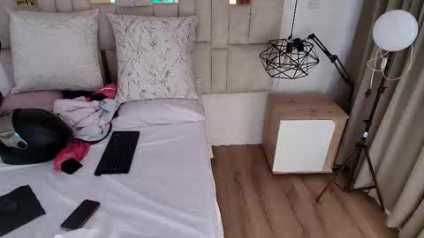 Snapshot of lizz_tender chatting on 10.16.25 Lizz  online show from 10.16.25