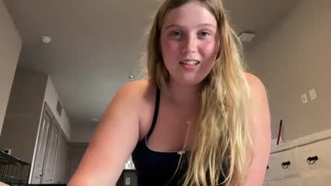 Snapshot of lizzygetsbusy101 chatting on 07.27.26 Lizzygetsbusy101 online show from 07.27.26