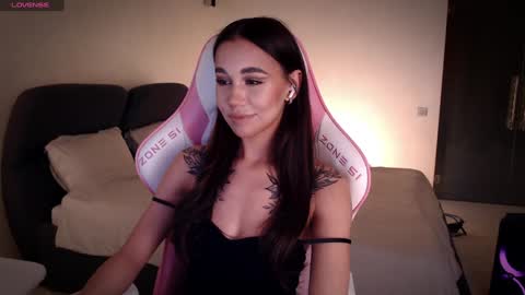 Snapshot of lnnsfw chatting on 12.29.24 Linn my new page online show from 12.29.24