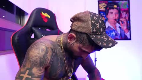 logan_hugh8 online show from 11.14.25