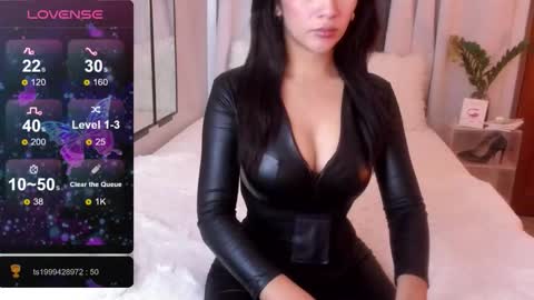 Snapshot of loisewilliams chatting on 02.25.26 Mistress L online show from 02.25.26