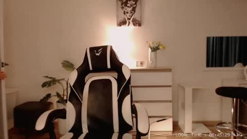 Snapshot of lola_anderson chatting on 04.25.26 Lola online show from 04.25.26