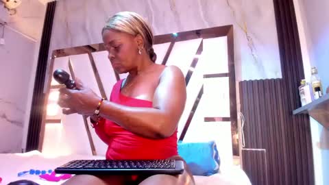 Snapshot of lola_hornei chatting on 05.16.26 Lola online show from 05.16.26