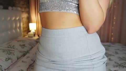 Snapshot of lollidoli__ chatting on 12.30.24 Victoria online show from 12.30.24