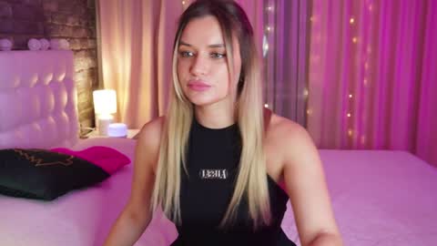 Snapshot of lollidoli__ chatting on 01.02.25 Victoria online show from 01.02.25