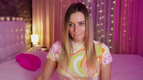 Snapshot of lollidoli__ chatting on 01.14.25 Victoria online show from 01.14.25