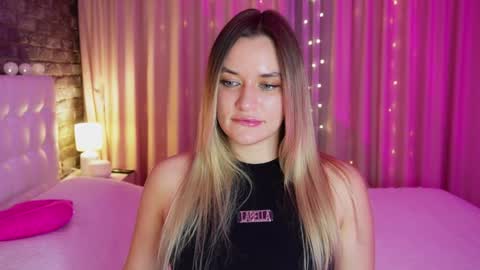 Snapshot of lollidoli__ chatting on 01.17.25 Victoria online show from 01.17.25