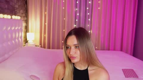 Snapshot of lollidoli__ chatting on 01.22.25 Victoria online show from 01.22.25