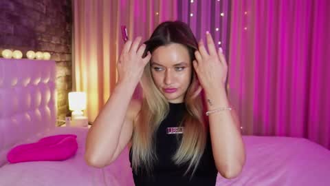 Snapshot of lollidoli__ chatting on 01.22.25 Victoria online show from 01.22.25