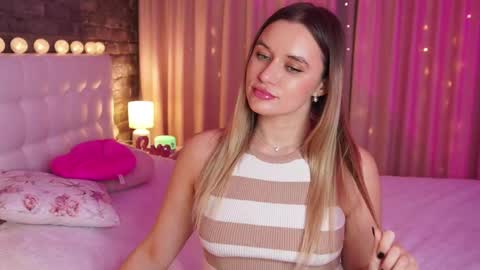 Snapshot of lollidoli__ chatting on 02.12.25 Victoria online show from 02.12.25