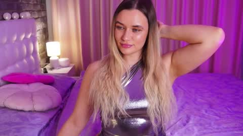 Snapshot of lollidoli__ chatting on 03.07.25 Victoria online show from 03.07.25