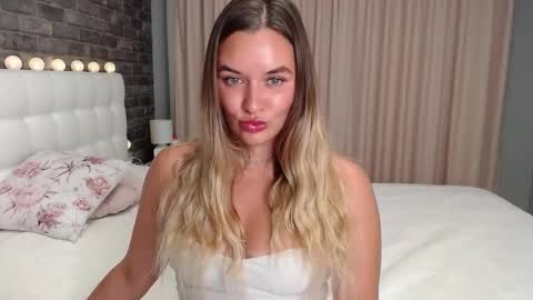 Snapshot of lollidoli__ chatting on 09.29.25 Victoria online show from 09.29.25