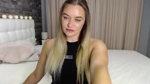 Snapshot of lollidoli__ chatting on 10.03.25 Victoria online show from 10.03.25