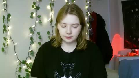 Snapshot of lollylol11 chatting on 03.12.25 Lilly online show from 03.12.25
