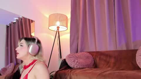 Snapshot of lollypetitte_ chatting on 05.17.26 Lolly online show from 05.17.26