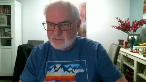 Snapshot of loop102 chatting on 12.11.24 loop102 online show from 12.11.24