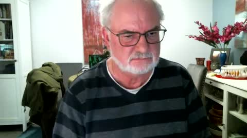 Snapshot of loop102 chatting on 01.22.25 loop102 online show from 01.22.25