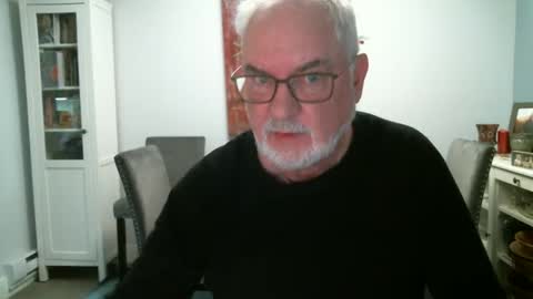 Snapshot of loop102 chatting on 10.05.25 loop102 online show from 10.05.25