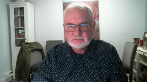 Snapshot of loop102 chatting on 10.25.25 loop102 online show from 10.25.25