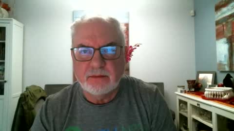 Snapshot of loop102 chatting on 04.04.26 loop102 online show from 04.04.26