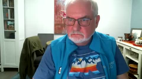 Snapshot of loop102 chatting on 04.11.26 loop102 online show from 04.11.26