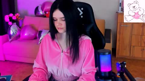 Lora Cain online show from 02.22.25