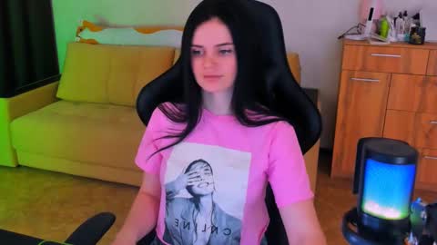 Lora Cain online show from 03.04.25