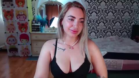Queen LoraSinClare online show from 06.04.26
