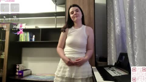 Snapshot of loudeguise chatting on 06.08.26 Esma online show from 06.08.26