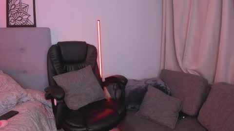 Snapshot of lourreinstounn chatting on 10.22.25 Lourrein Stoun Independiente online show from 10.22.25