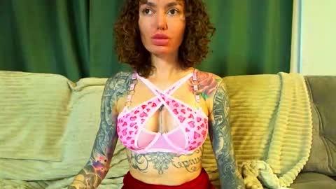 Snapshot of love_attation chatting on 11.17.25 Cute face online show from 11.17.25