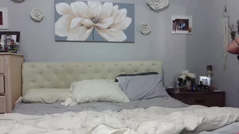 LoveisLove online show from 11.17.25