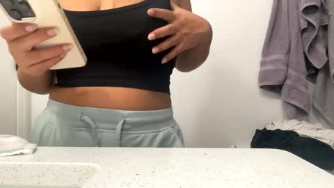 Snapshot of lovellly_ chatting on 01.30.25 Love online show from 01.30.25