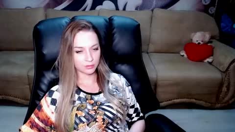 Snapshot of lovellymalina chatting on 04.28.26 private open online show from 04.28.26