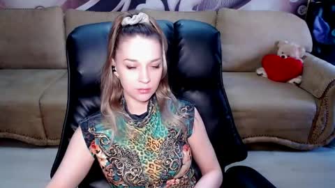 Snapshot of lovellymalina chatting on 05.18.26 private open online show from 05.18.26