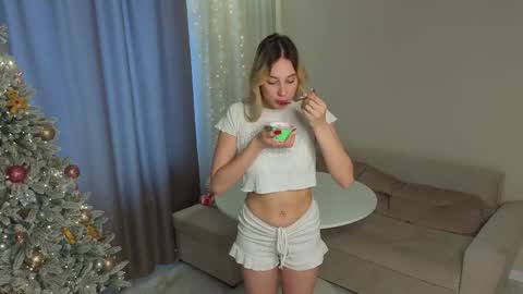 Snapshot of lovemilkymia chatting on 01.18.26 Mia online show from 01.18.26