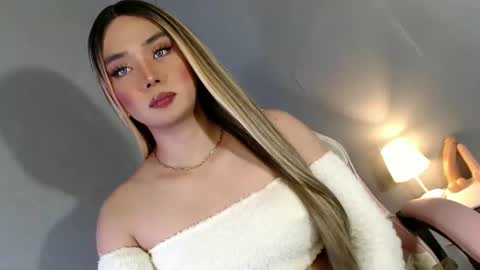 Snapshot of lovers_moon22 chatting on 12.15.24 lovers moon22 online show from 12.15.24