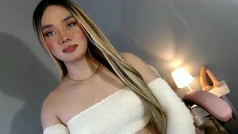 Snapshot of lovers_moon22 chatting on 12.18.24 lovers moon22 online show from 12.18.24