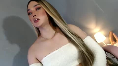 Snapshot of lovers_moon22 chatting on 12.19.24 lovers moon22 online show from 12.19.24